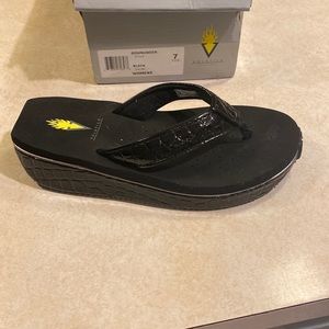 Womens size 7 volatile sandals